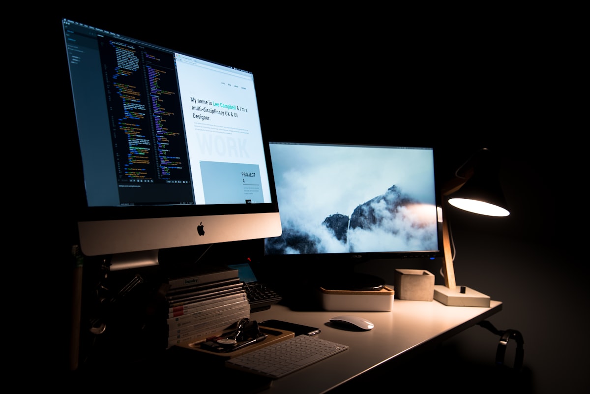 Création de site web professionnel - bureau avec ordinateur portable et design